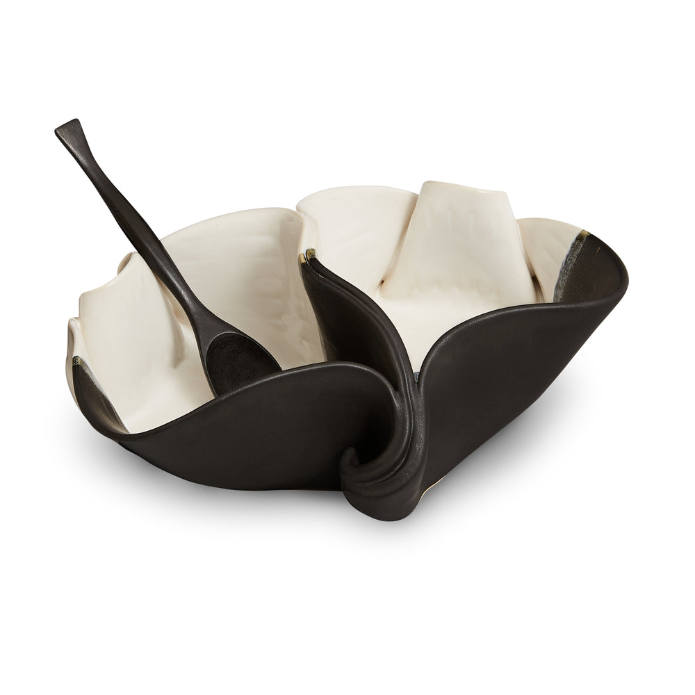 https://hilbornpottery.ca/cdn/shop/products/BlackandWhitePistachioDish_1000x.jpg?v=1690312045